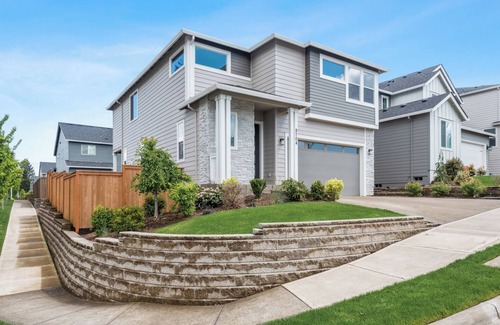 Beaverton House | The Parker - Pet friendly 4 bedroom home for extended stays.