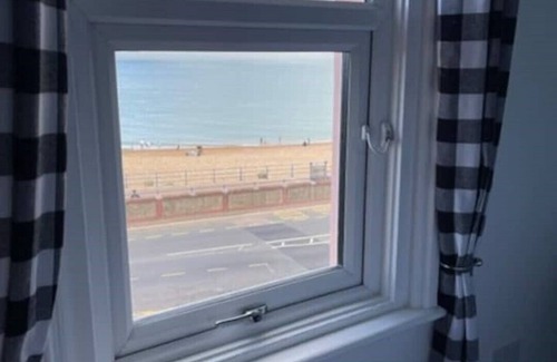 Eastbourne City Centre Apartment | "The Parlour" Seafront Apartment