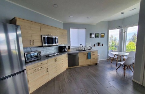 Central Okanagan Apartment | The Peach Sunrise Studio - Panoramic Lake Views!