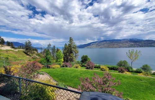 Central Okanagan Apartment | The Peach Sunrise Studio - Panoramic Lake Views!