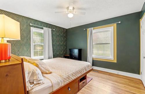 Old Irving Park House | The Peacock House - Close to Restaurants and Shops