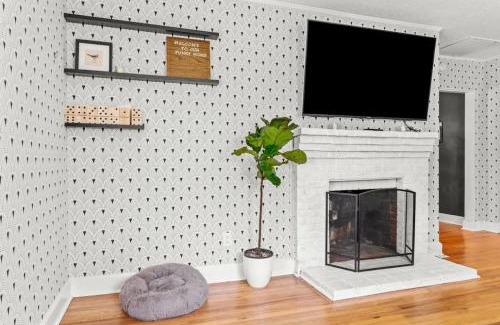 Old Irving Park House | The Peacock House - Close to Restaurants and Shops