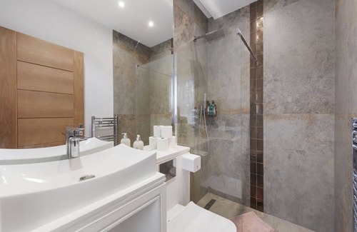 Kilburn Apartment | The Pearl - Luxury 5* Home with Park View