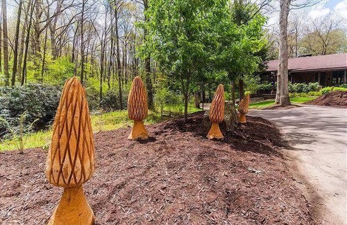 Farmington Cabin | The Pebblestone Cottage is a charming cottage with three bedrooms and two full baths.