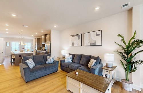 Long Neck Condo | The Peninsula spacious condo w/community pool, hot tub, tennis courts