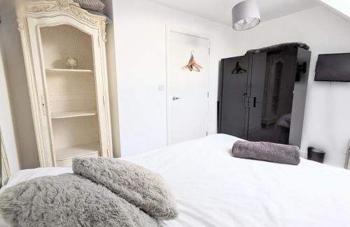 Ewell House | The Penthouse Double Bedroom for Rent Use of kitchen