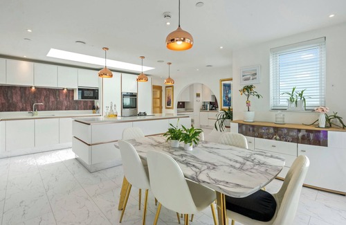 Lymington Cottage | THE PENTHOUSE - MARINE HOUSE, family friendly in Milford On Sea