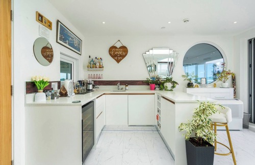 Lymington Cottage | THE PENTHOUSE - MARINE HOUSE, family friendly in Milford On Sea