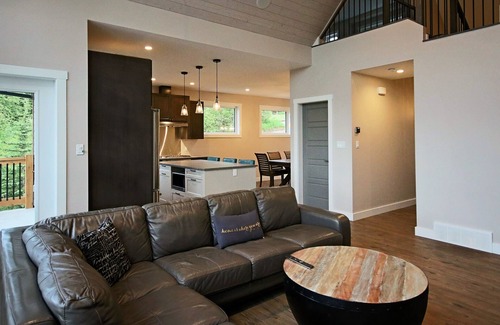 East Kootenay House | The Perch, Fernie - Panoramic Views, 6 Beds, A/C, BBQ, Game Room