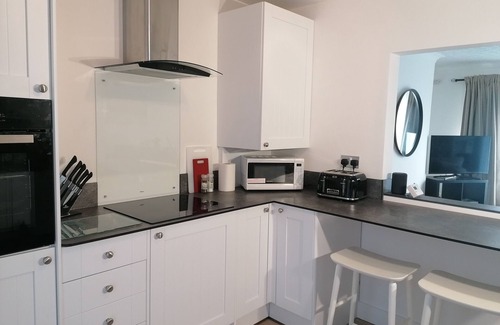 Brixham Apartment | The perfect Brixham getaway- pet friendly with parking!