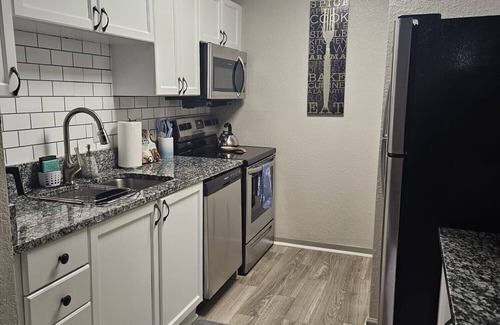 Smyrna Apartment | The perfect Getaway, free parking, 5 min walking to Truist park and Roxy