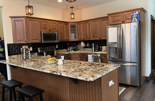 Rowland House | The Perfect Mountain-Swim-ski-hike-Chefs kitchen-Modern new built and cozy !