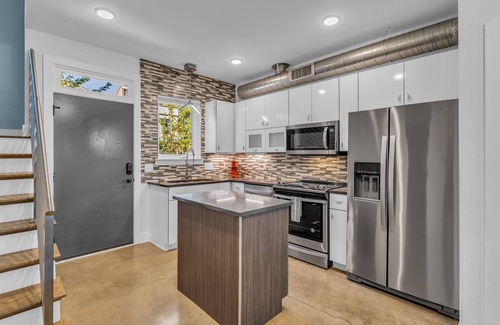 Cleveland Park House | The Perfect Nashville Getaway, Rooftop Deck, Sleeps 6, minutes from downtown!