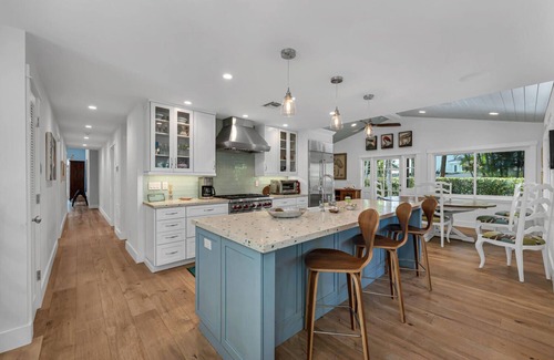 Old Naples House | The Perfect Olde Naples Beach Lifestyle Experience - Walk to Beach & 5th Ave S