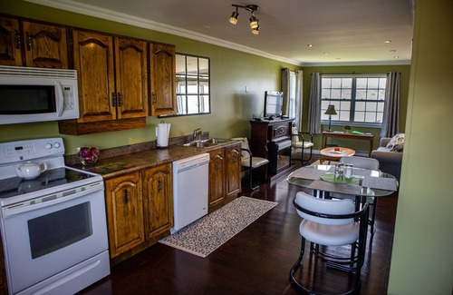 Rocky Harbour Cottage | The Peridot Retreat