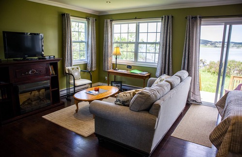 Rocky Harbour Cottage | The Peridot Retreat