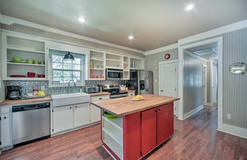 Seguin House | 'The Petite Lake House' in Seguin w/Patio!