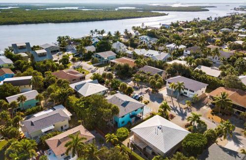 Mid Island Apartment | The Pina Colada at the Anchorage