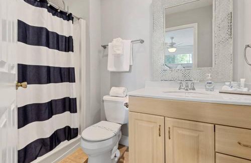 Mid Island Apartment | The Pina Colada at the Anchorage