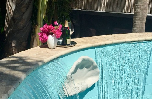 Old Northwood House | The Pineapple Villa: Chic 4BD Tropical Paradise near the Beaches