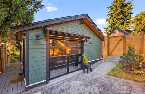 Eastside Apartment | The Pinewood ~ A serene PNW studio retreat with charm & privacy in Tacoma