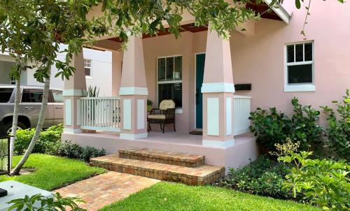 Grandview Heights House | The Pink House - Bask in Style Steps from the Convention Center