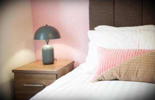 Hatfield Apartment | The 'Pinky' - Modern 1 Bed Apartment in Hatfield - FREE Parking - Near Uni, Business Park & town centre - Big savings on Long stays
