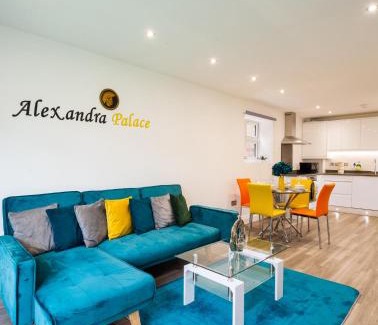 Hatfield Apartment | The 'Pinky' - Modern 1 Bed Apartment in Hatfield - FREE Parking - Near Uni, Business Park & town centre - Big savings on Long stays
