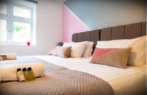 Hatfield Apartment | The 'Pinky' - Modern 1 Bed Apartment in Hatfield - FREE Parking - Near Uni, Business Park & town centre - Big savings on Long stays