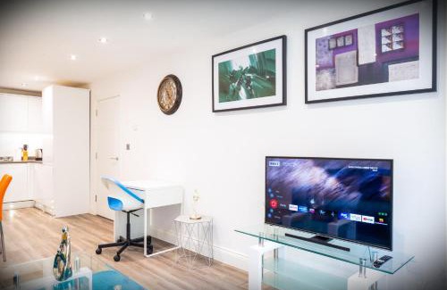 Hatfield Apartment | The 'Pinky' - Modern 1 Bed Apartment in Hatfield - FREE Parking - Near Uni, Business Park & town centre - Big savings on Long stays