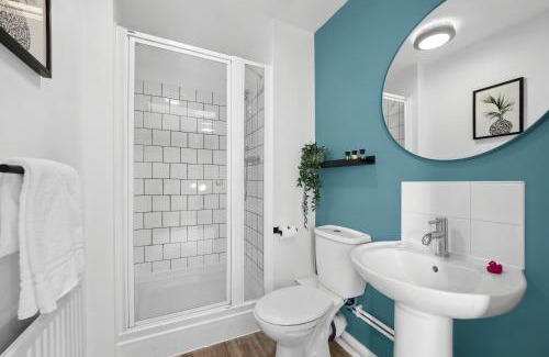 Northampton Apartment | The Pinnacle by Cotels - CENTRAL LOCATION, PARKING, FIBRE WIFI, SMART TV, FULLY EQUIPPED KITCHEN