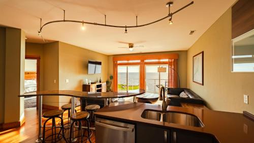 Waves Apartment | The Planet - Waterfront 3-Bedroom, 3-Bathroom Penthouse Suite at REAL Watersports