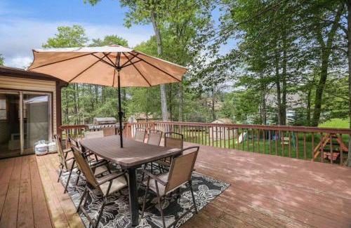 Tobyhanna House | The Playhouse Retreat Large Game Room Fire Pit