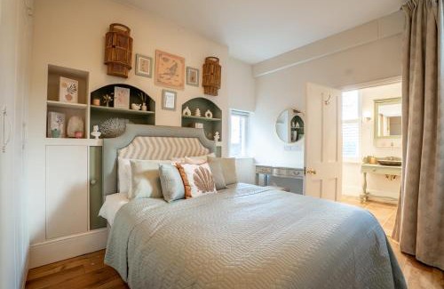 Thamesfield Apartment | The Plush Putney Apartment - 2 Bed - 2 Bath - Ground Floor Apt