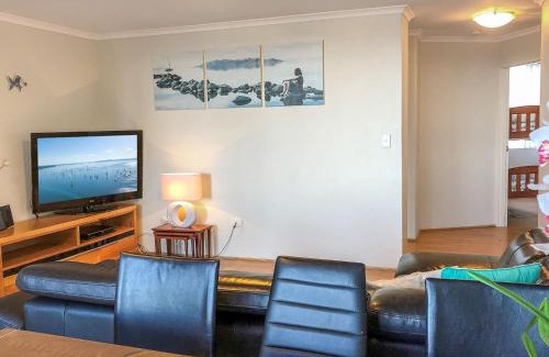 Soldiers Point Apartment | The Point 10, 5-7 Mitchell St - stunning water views