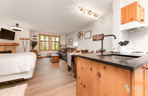 East Kootenay Apartment | The Powder Nook, Hot Pools, Mile 1 Express Chair