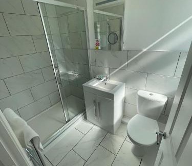 Dursley Hotel | The Prince of Wales Hotel Berkeley by Belvilla, A38 M5