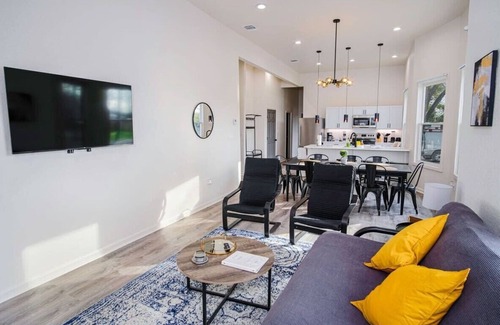 Eastside Promise Neighborhood House | The Pristine Residence - A Feliz Stays Home