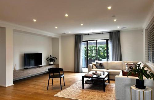 Mambourin House | The Prospect Grand Suite in the west of Melbourne