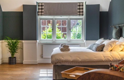 Leatherhead Apartment | The Queen Stage
