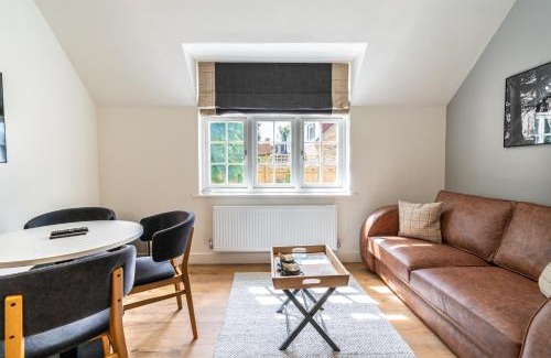 Leatherhead Apartment | The Queen Stage
