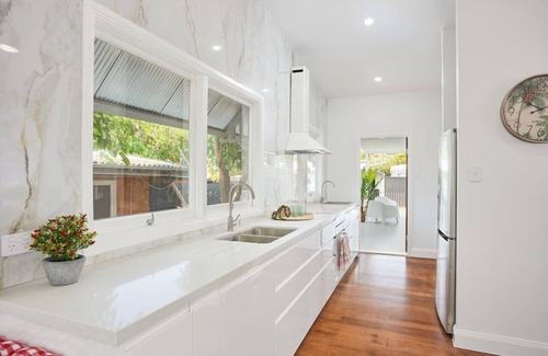 Labrador House | THE QUEENSLANDER! Impressive Entertainer. Private yards & Multiple Parking 90Days plus
