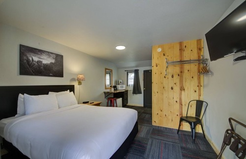 Hill City Hotel | The Relaxing Creekside