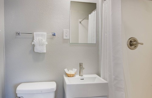 Hill City Hotel | The Relaxing Creekside