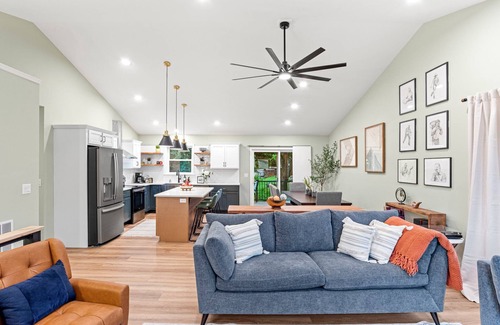 Harrisburg House | The Respite: Spacious beautiful new build, sleeps 8-10. 7 minutes from Hershey.