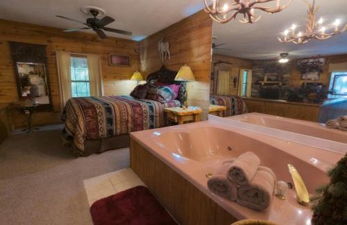 Eureka Springs House | The Rest and Relxation Cabin