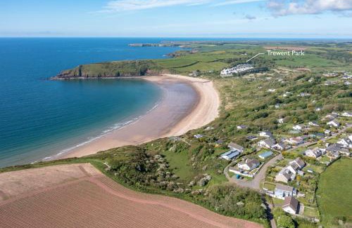 Pembroke Ski Chalet | The Retreat - Short walk from beach parking