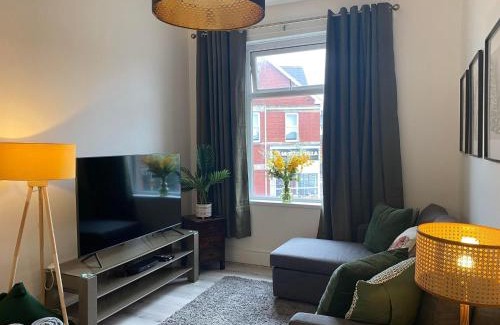 Kenfig Hill Apartment | The Retreats 1 Kenfig Hill Pet Friendly 2 Bedroom Flat with King Size bed twin beds and sofa bed sleeps up to 5 people