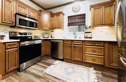 Oxford House | The Ridge, Home 2 miles to the Square & Campus!