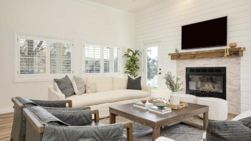 Temecula Villa | The Riesling Retreat by AvantStay Estate w Pool HotTub Putting Green Pickle Ball Court